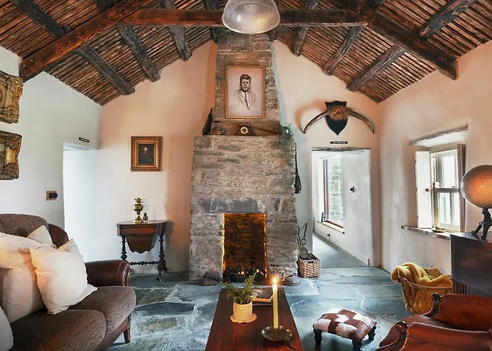 Secluded Thatched Cottage, Near Beaches & Hill Walking