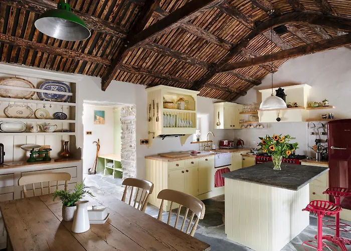 Secluded Thatched Cottage, Near Beaches & Hill Walking