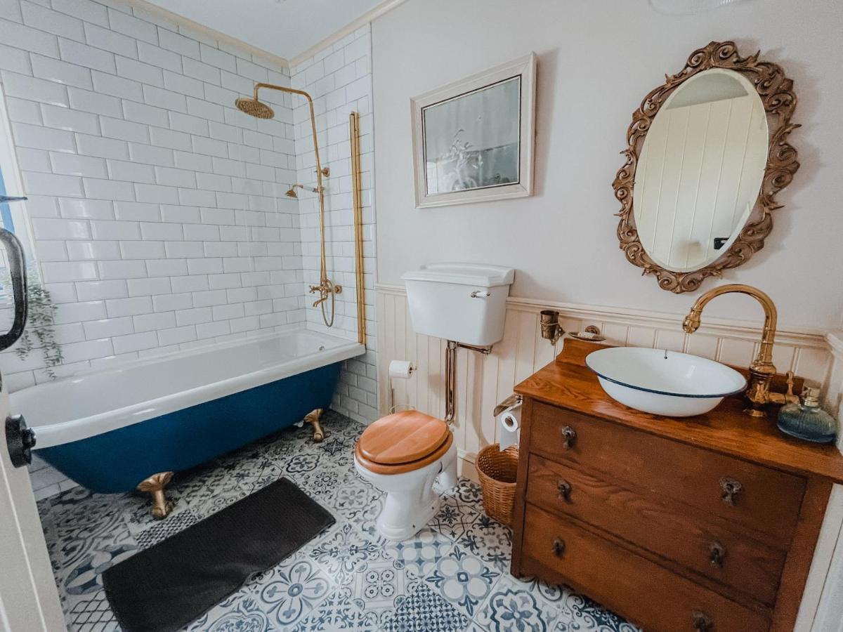 Secluded Thatched Cottage, Near Beaches & Hill Walking