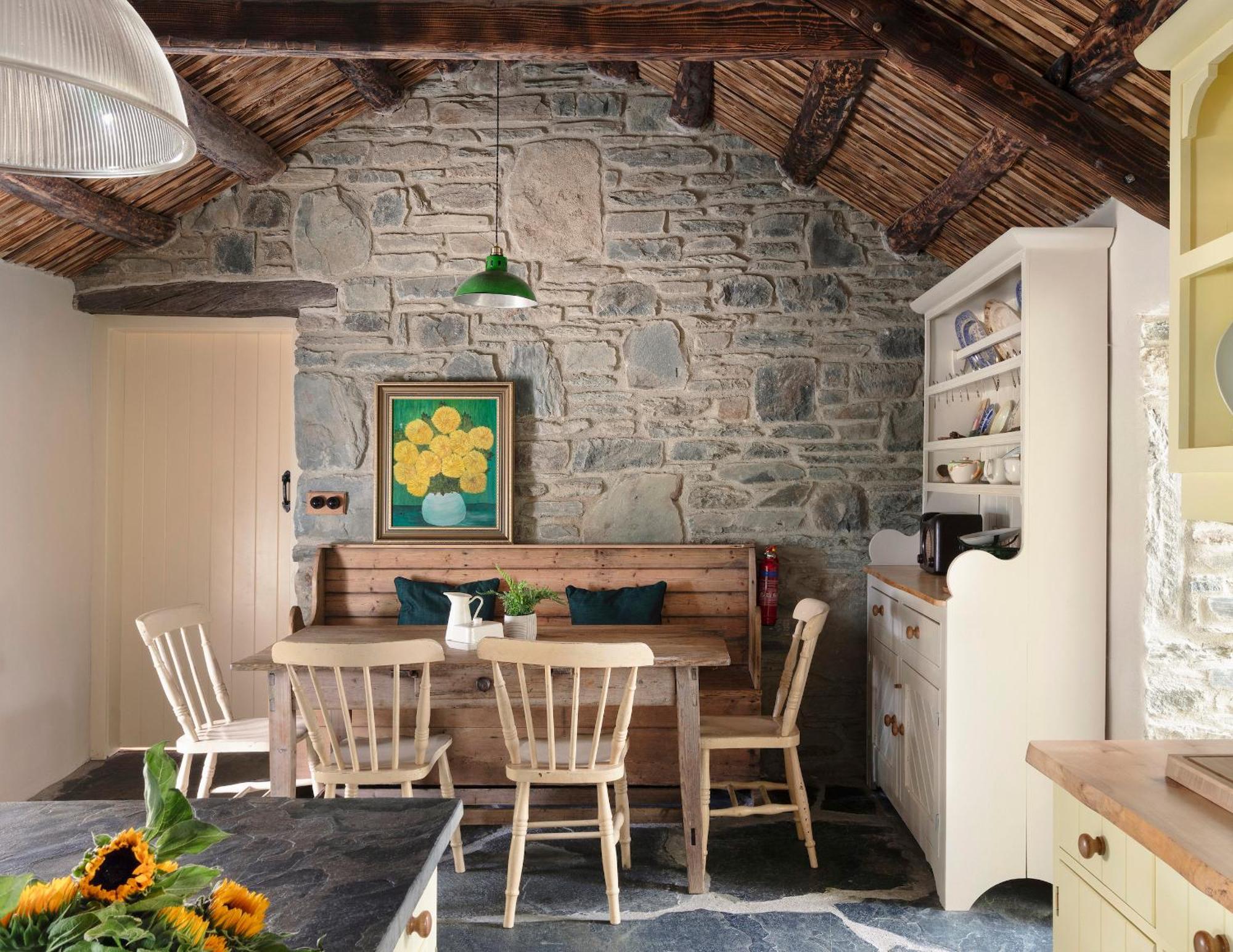 Secluded Thatched Cottage, Near Beaches & Hill Walking